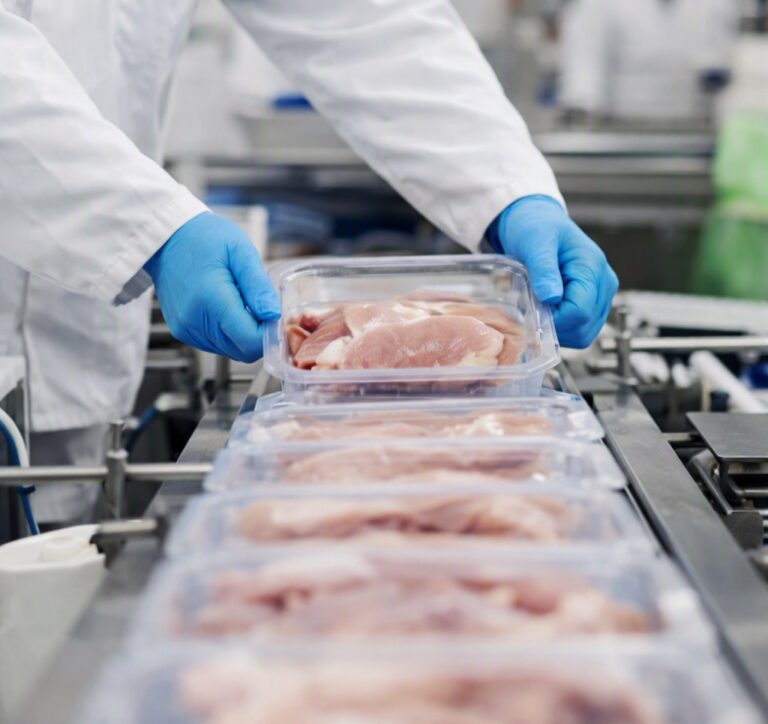 Bandejas de producto envasado en una línea de producción alimentaria